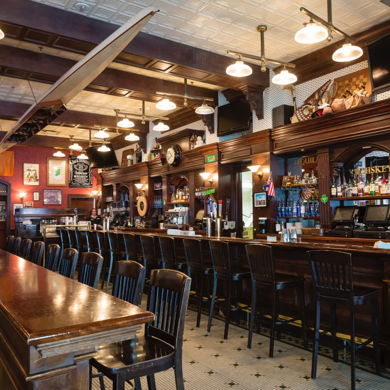 Finnegan's Bar and Grill in Universal Studios Orlando features a large stocked bar in addition to a full menu.