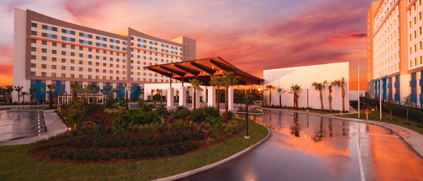 The front entrance of Universal Endless Summer Resort – Dockside Inn and Suites.