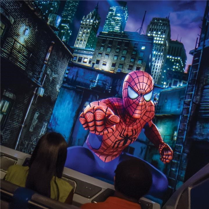 Lánzate a través de la atracción de Amazing Adventures of Spider Man 3D en Universal Orlando Un visitante vive la experiencia de la atracción The Amazing Adventures of Spider Man 3D en Universal's Islands of Adventure, en Orlando.