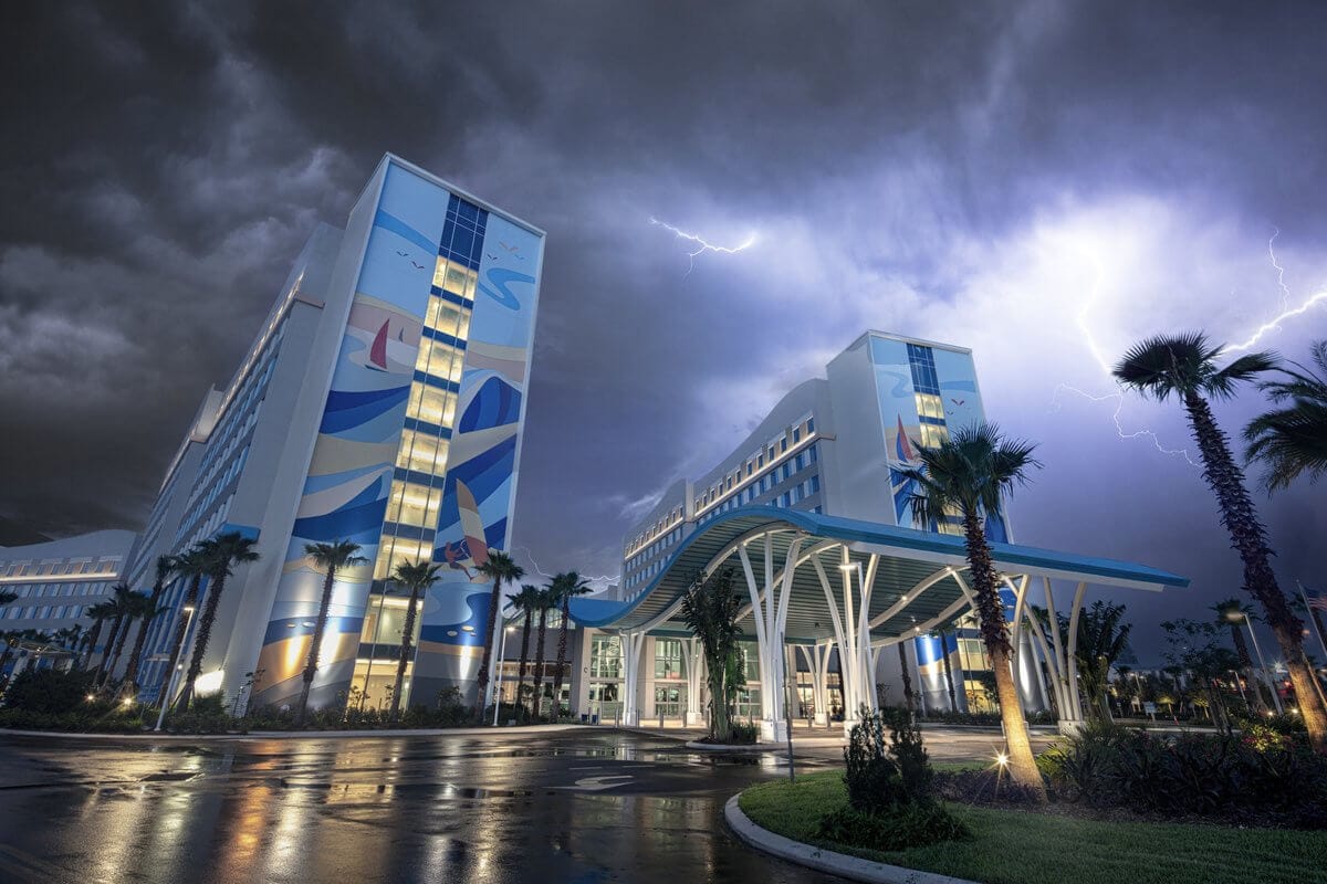 Rayos caen en los cielos nublados detrás del exterior del Universal Endless Summer Resort - Surfside Inn & Suites.