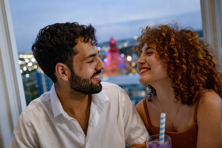 Una pareja disfrutando de bebidas en Bar 17 Bistro en Universal Aventura Hotel.