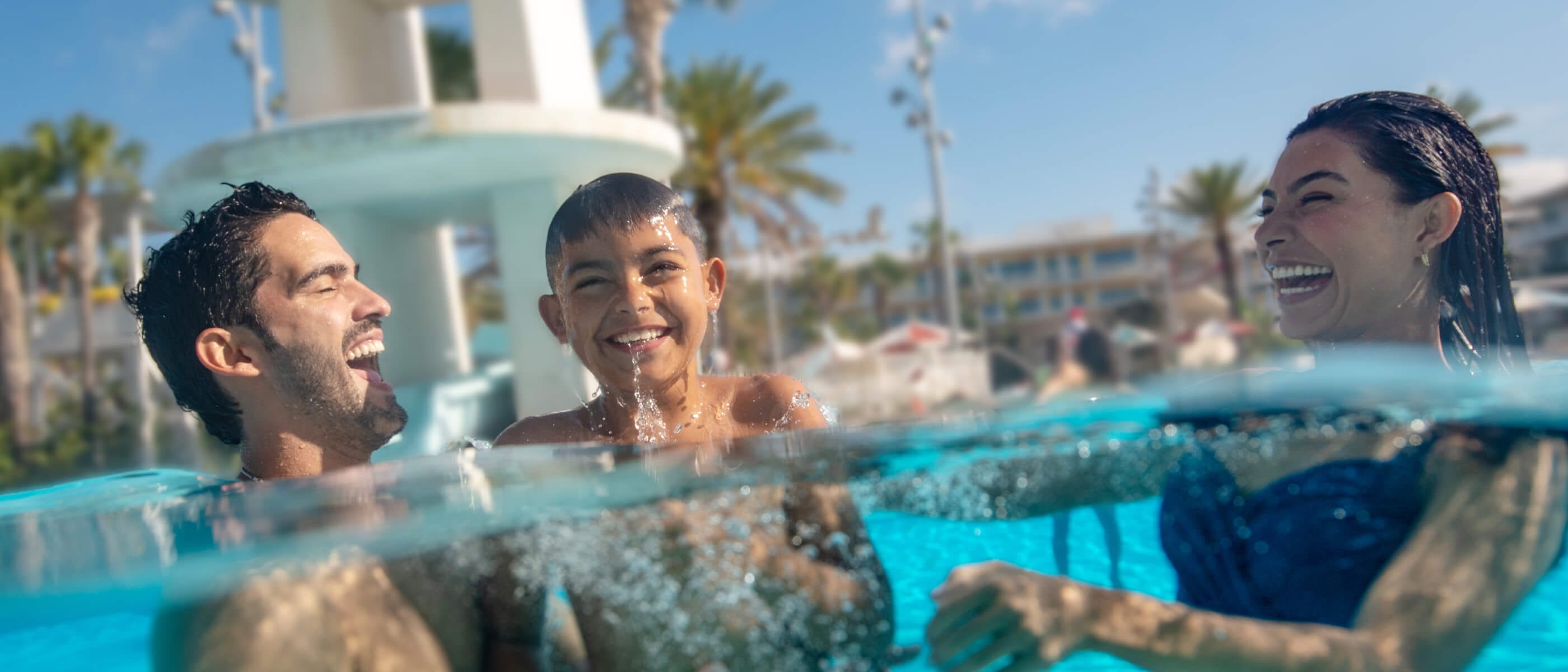 Una&nbsp;familia&nbsp;ríe&nbsp;y&nbsp;juega&nbsp;en&nbsp;la&nbsp;piscina&nbsp;en&nbsp;Universal&nbsp;Cabana&nbsp;Bay&nbsp;Beach&nbsp;Resort.
