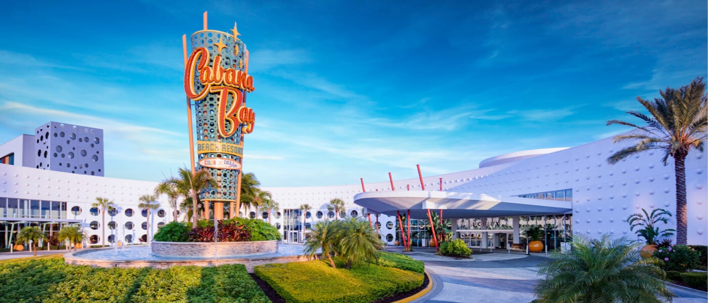 Una entrada circular que llega hasta la entrada del vestíbulo de Universal Cabana Beach Resort en Orlando.