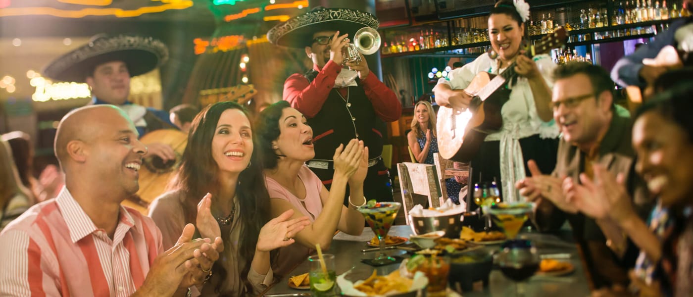 Los clientes ríen y aplauden al ritmo de la banda en vivo de mariachis en Antojitos Authentic Mexican Food de Universal CityWalk.