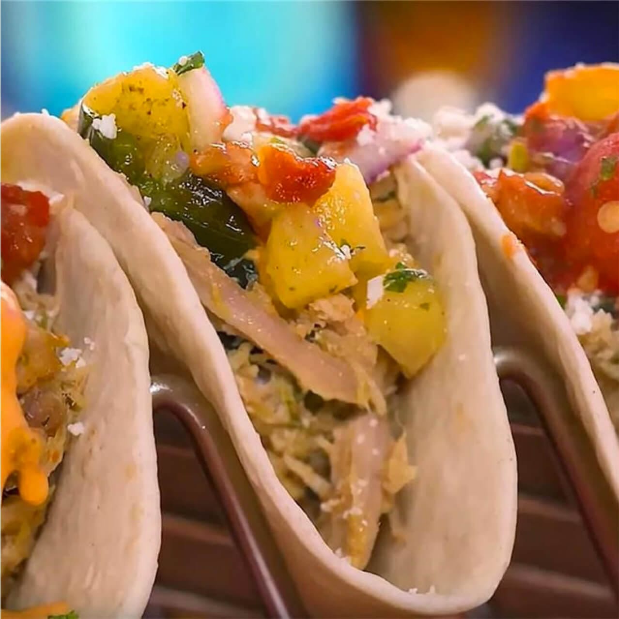 Tacos frescos acompañados por un tazón de frijoles negros en el restaurante de Antojitos Authentic Mexican Food en Universal CityWalk.