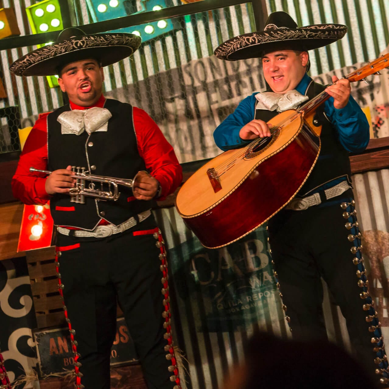 Músicos tocan canciones modernas de Mariachis en una tarima adentro de Antojitos Authentic Mexican Food en Universal CityWalk.