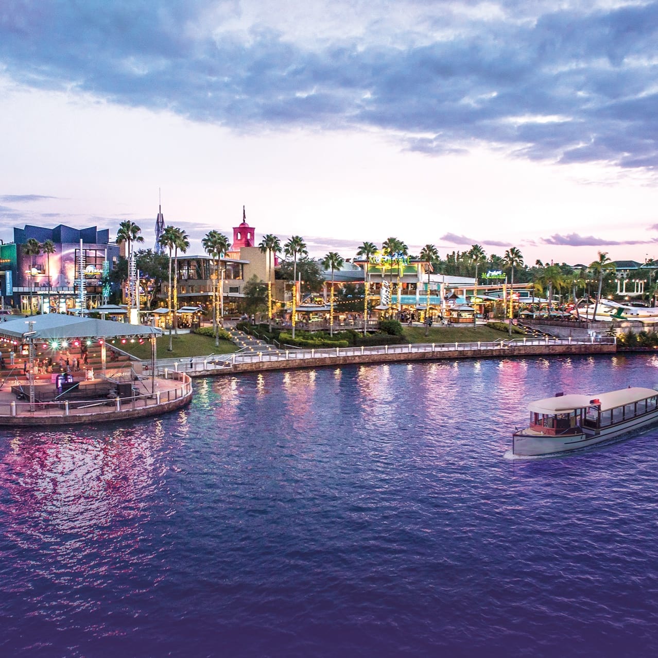 Vista de CityWalk desde el agua.