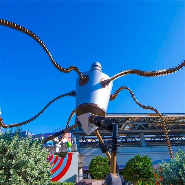 Una criatura extraterrestre extraña dentro de uno de los campos de golf en el Hollywood Drive In Golf.