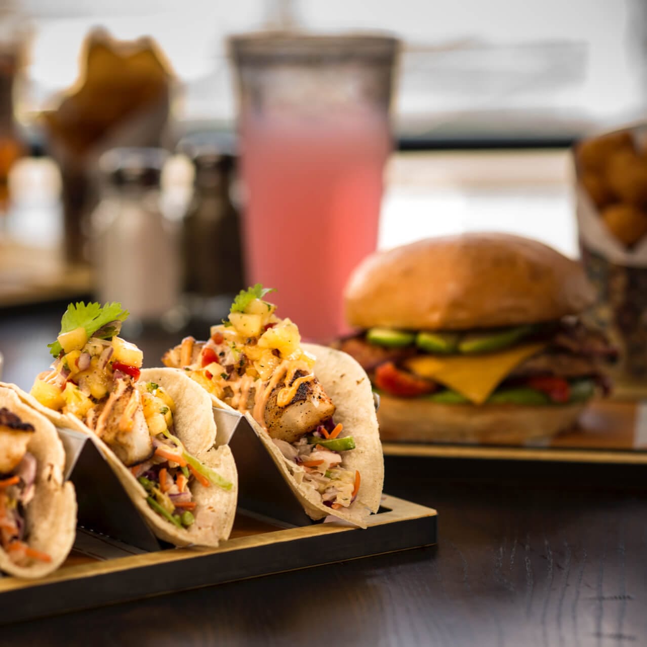 Tacos de Pescado y una hamburguesa de NBC Sports Grill and Brew en Universal's CityWalk.