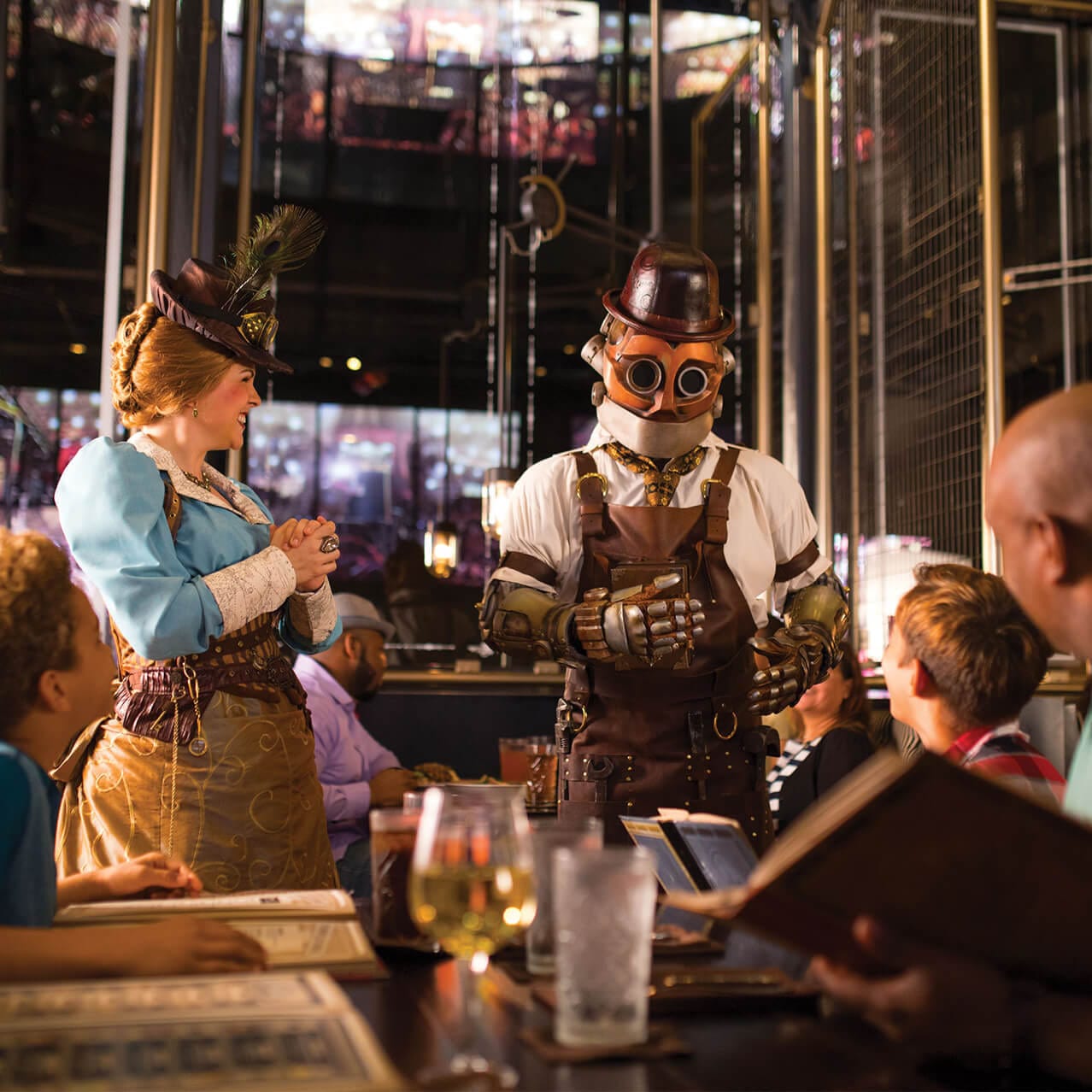 En un video de resumen, los personajes estilo Steampunk visitan las mesas en Toothsome Chocolate Emporium and Savory Feast Kitchen de Universal CityWalk en Florida.