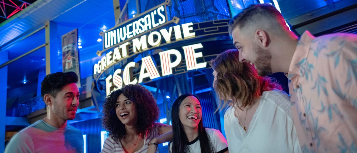 Un grupo de amigos divirtiéndose en Great Movie Escape de Universal.