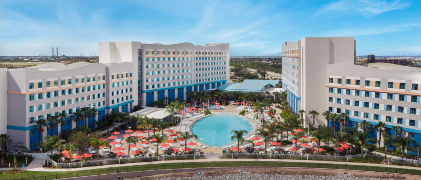 Las dos torres del Universal Endless Summer – Surfside Inn and Suites, con una gran piscina en forma de tabla de surf en medio de ellas.