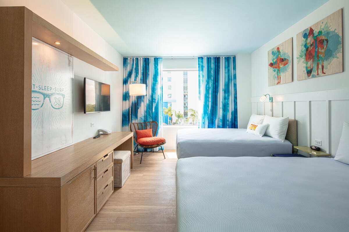 Una de las habitaciones estándar con temática de surf en Universal Endless Summer Resort - Surfside Inn and Suites.