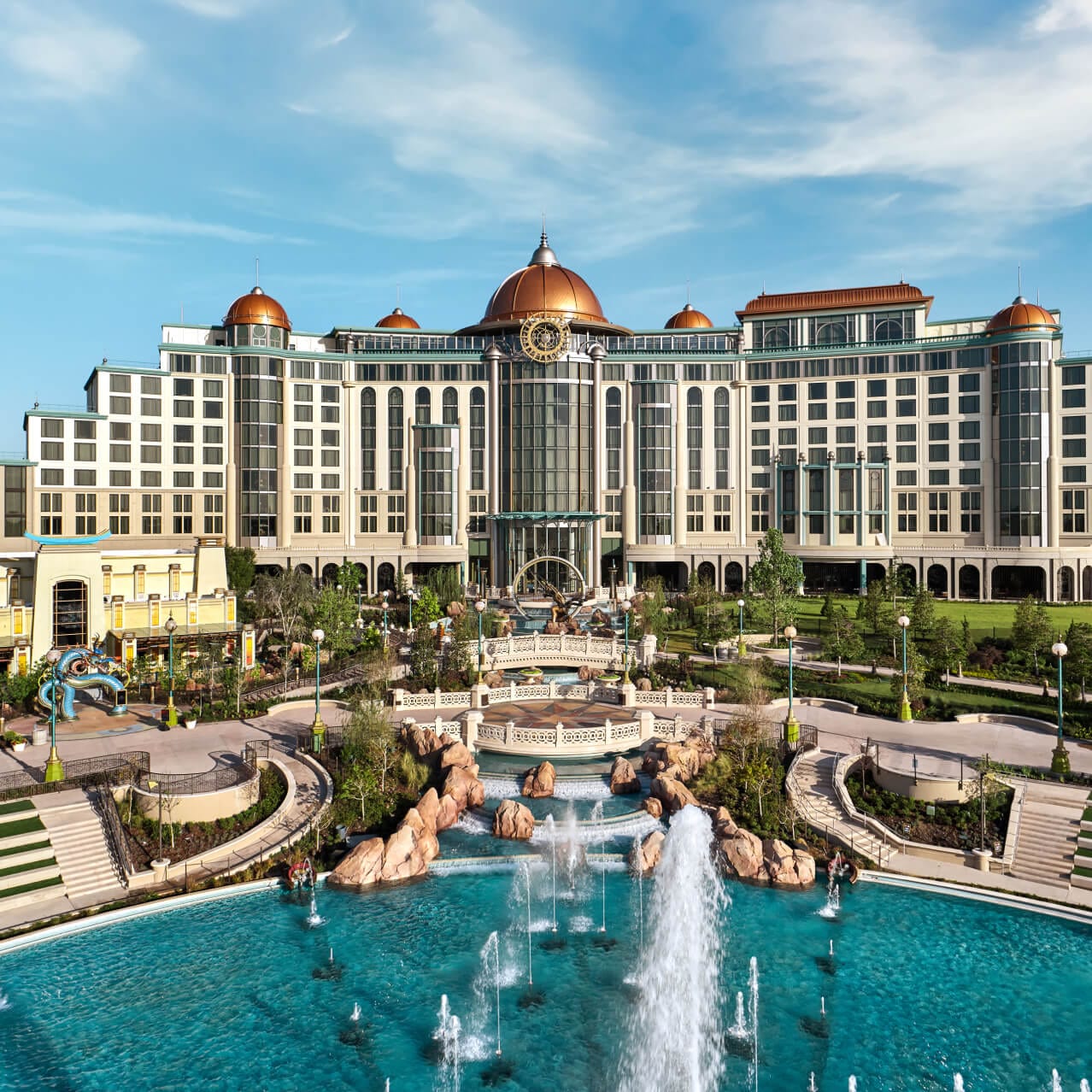 Una vista de Universal Helios Grand Hotel, a Loews Hotel, con sus torres redondas que se elevan detrás de una gran fuente de varios niveles y jardines ornamentales.