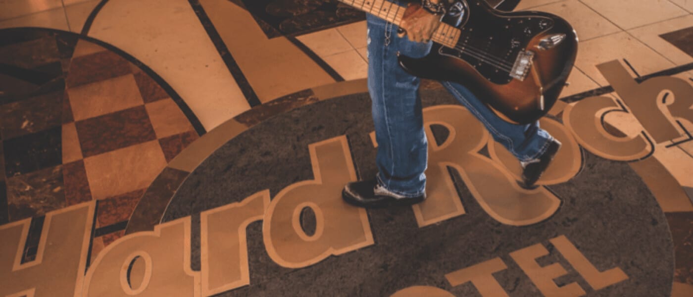 Un músico que toca con guitarra en la recepción del Hard Rock Hotel en Universal Orlando.