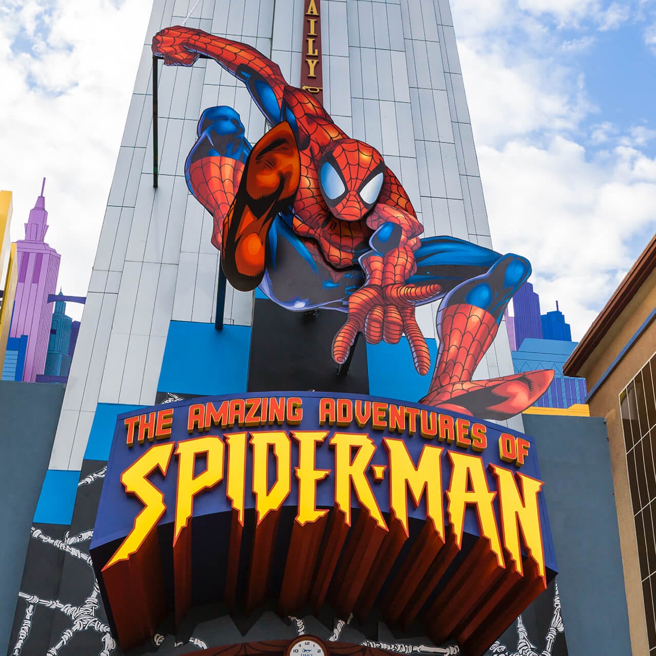 La entrada a la emocionante atracción The Amazing Adventures of Spider Man 3D en Universal's Islands of Adventure Orlando, donde puedes ayudar a Spider Man a luchar contra villanos malvados.