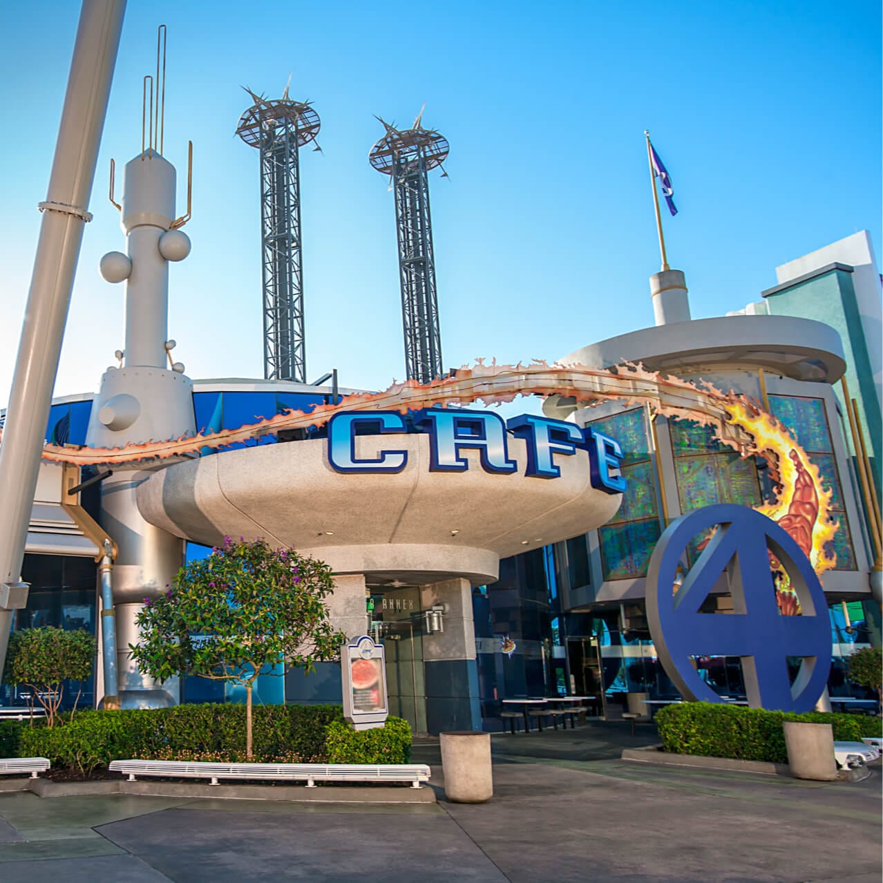 El exterior del Cafe 4 en Universal Orlando, decorado con personajes de Marvel's Fantastic Four.