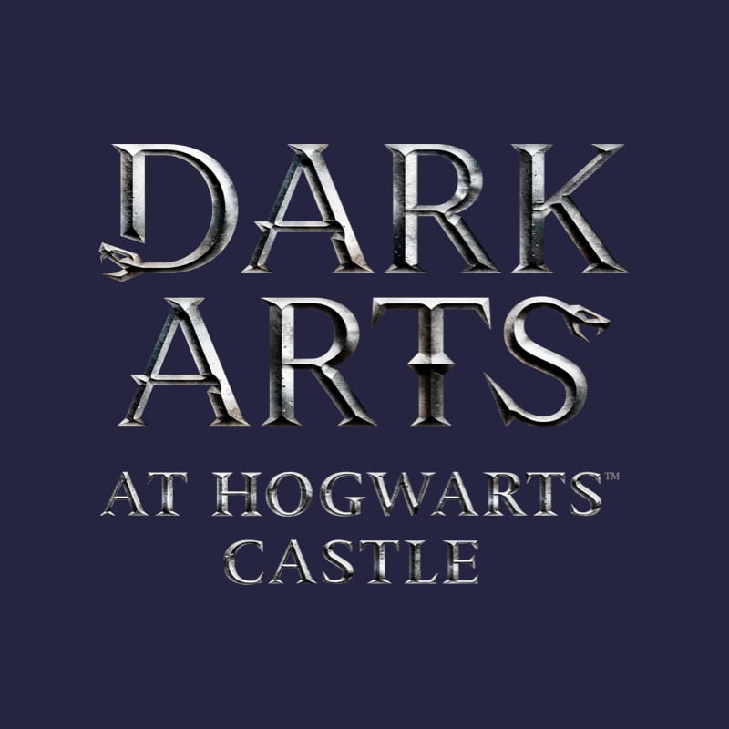 El logotipo de las Artes Oscuras en el Castillo de Hogwarts™ en el área de Hogsmeade de The Wizarding World of Harry Potter, una tierra interactiva y temática en Universal's Islands of Adventure