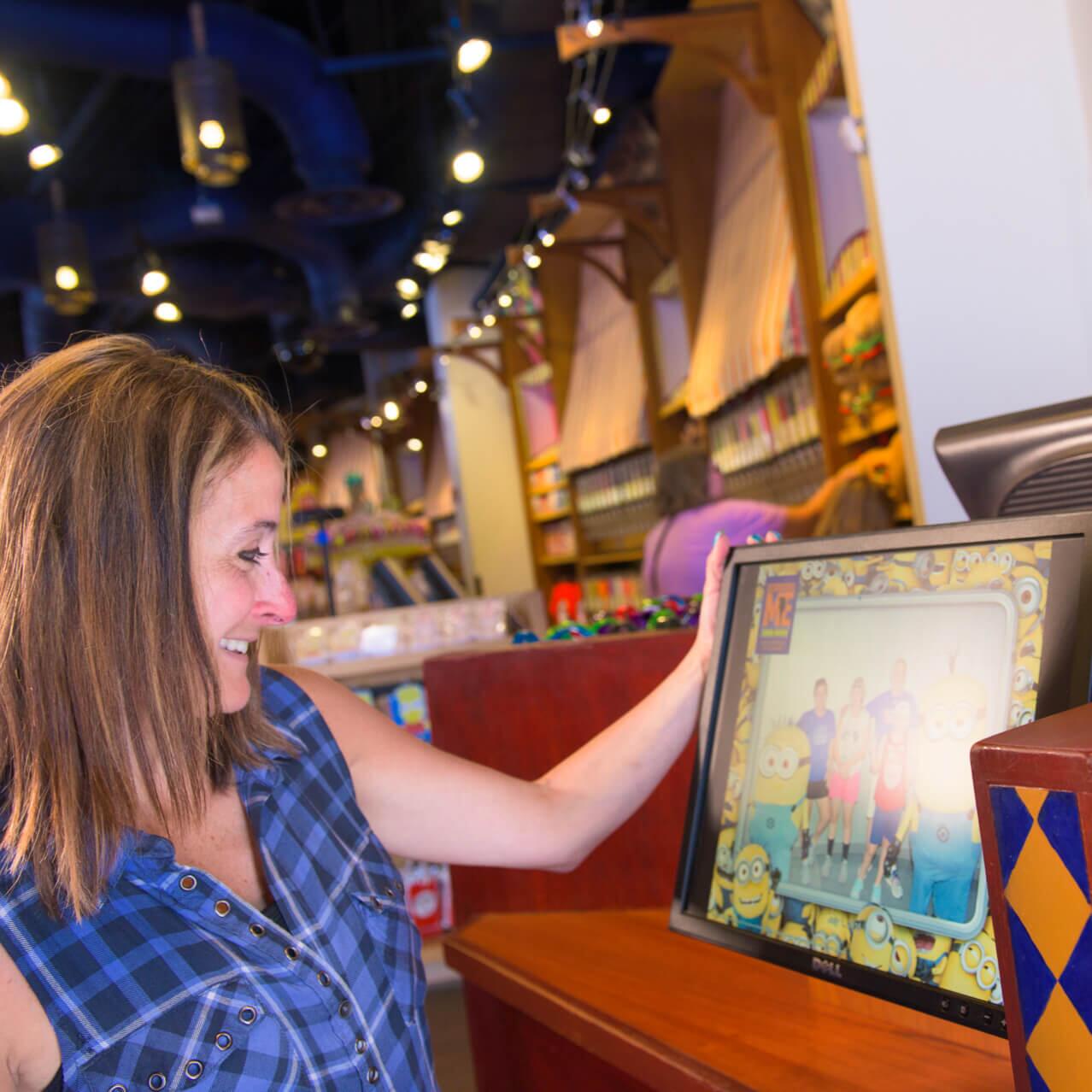 Una mujer mira una foto familiar con un marco de los Minions en Universal Orlando Resort.