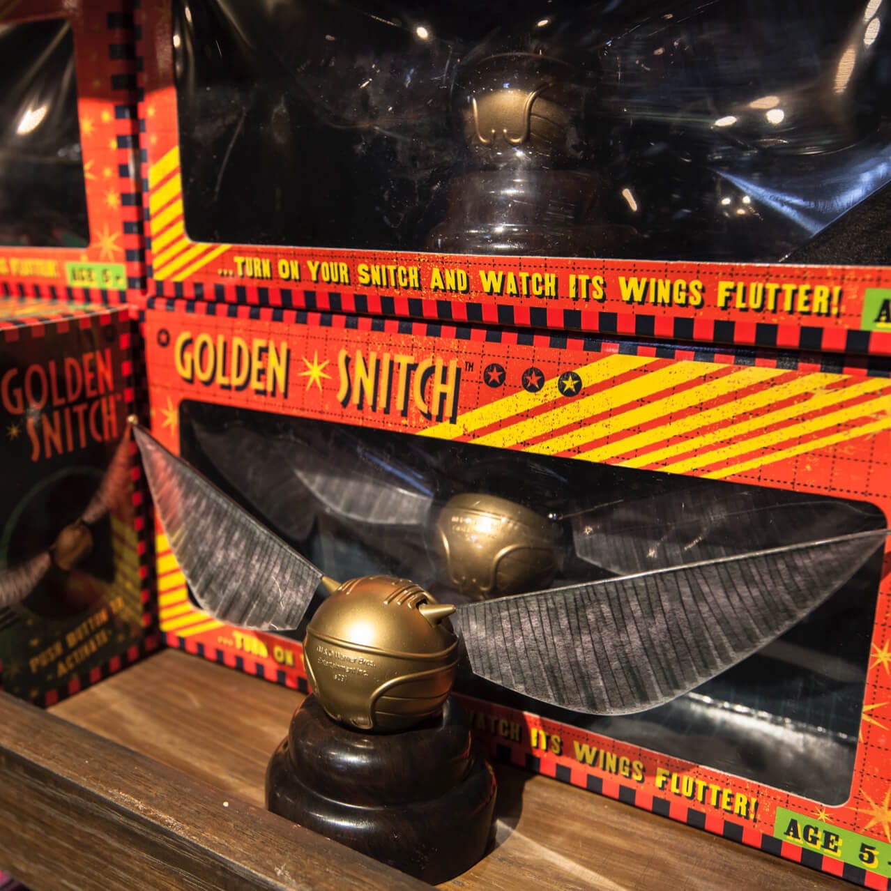 El Snitch Dorado de los libros y películas de Harry Potter, en la tienda de juguetes coleccionables y regalos, Dervish and Banges de Universal Orlando.