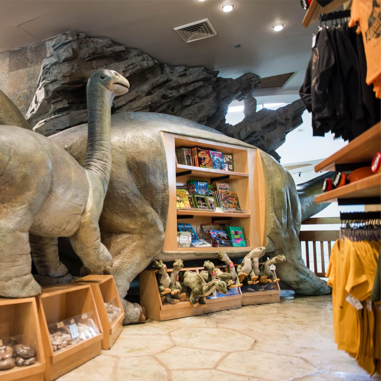 Figuritas de dinosaurios, libros, juguetes y otros artículos coleccionables de Jurassic Park a la venta en Dinostore, en Universal Orlando.
