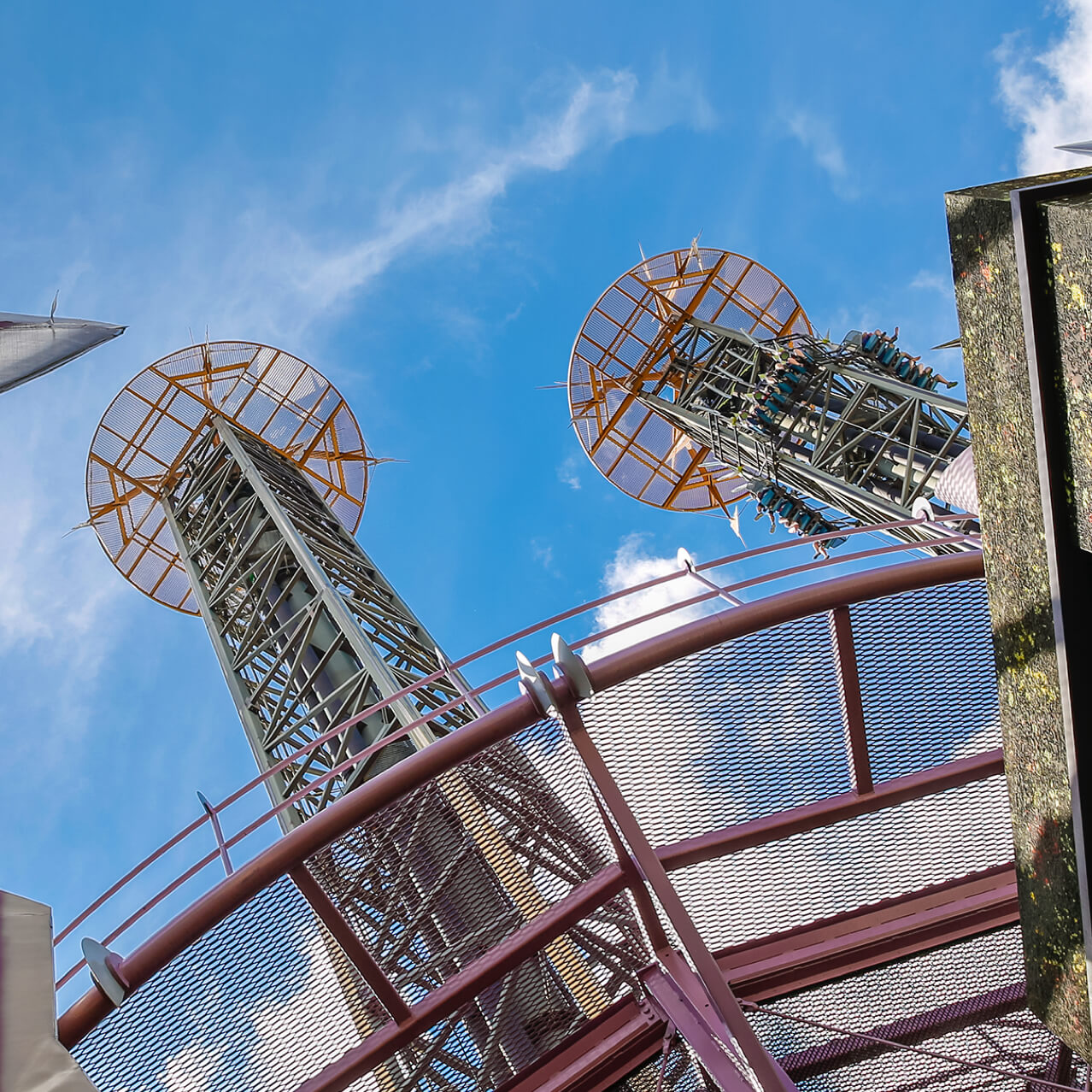 Una vista desde abajo de las dos enormes torres de Doctor Doom's Fearfall® en Universal's Islands of Adventure®.