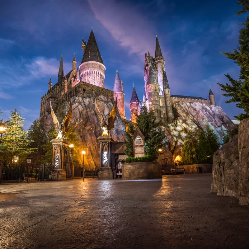 El majestuoso castillo de Hogwarts, donde los visitantes de Universal's Islands of Adventure en Orlando disfrutan de la emocionante atracción Harry Potter and the Forbidden Journey.