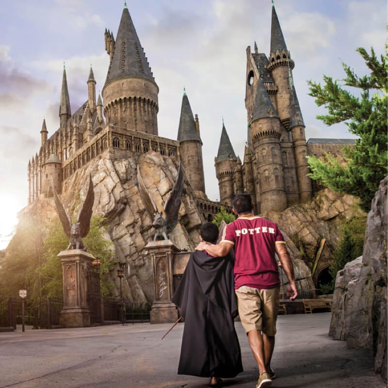 Visitantes ingresan a Harry Potter and the Forbidden Journey en The Wizarding World of Harry Potter en Universal's Islands of Adventure.