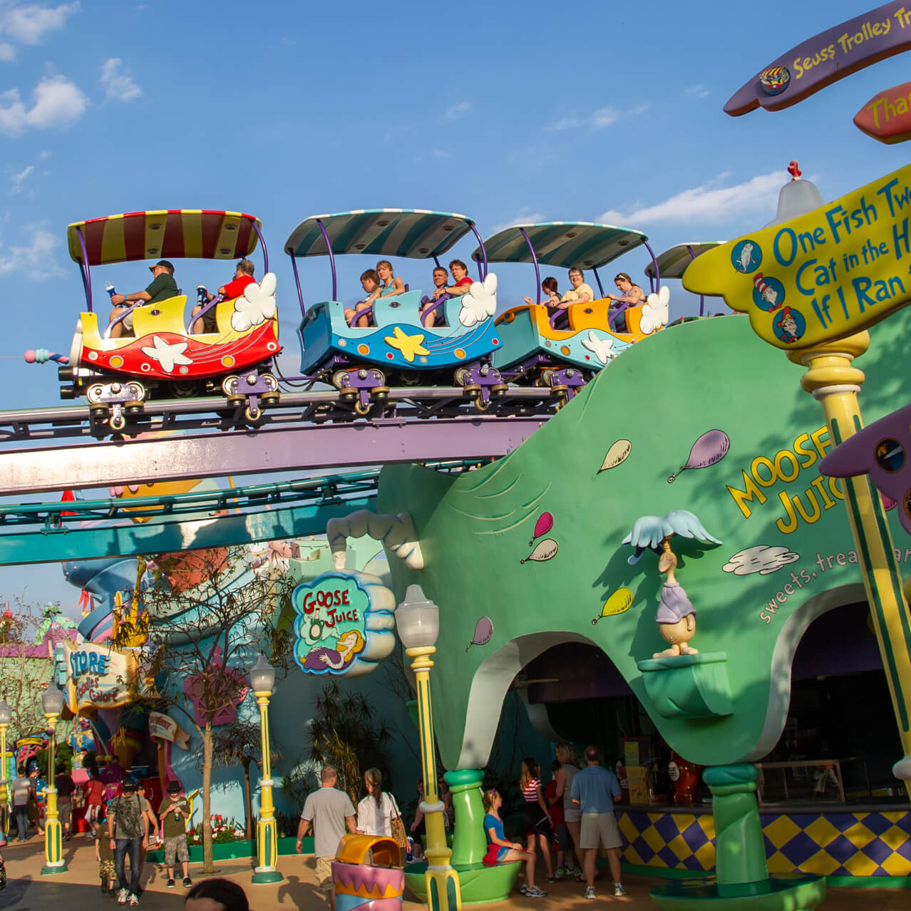 The High in the Sky Seuss Trolley Train Ride! lleva visitantes sobre Seuss Landing en Universal Orlando.
