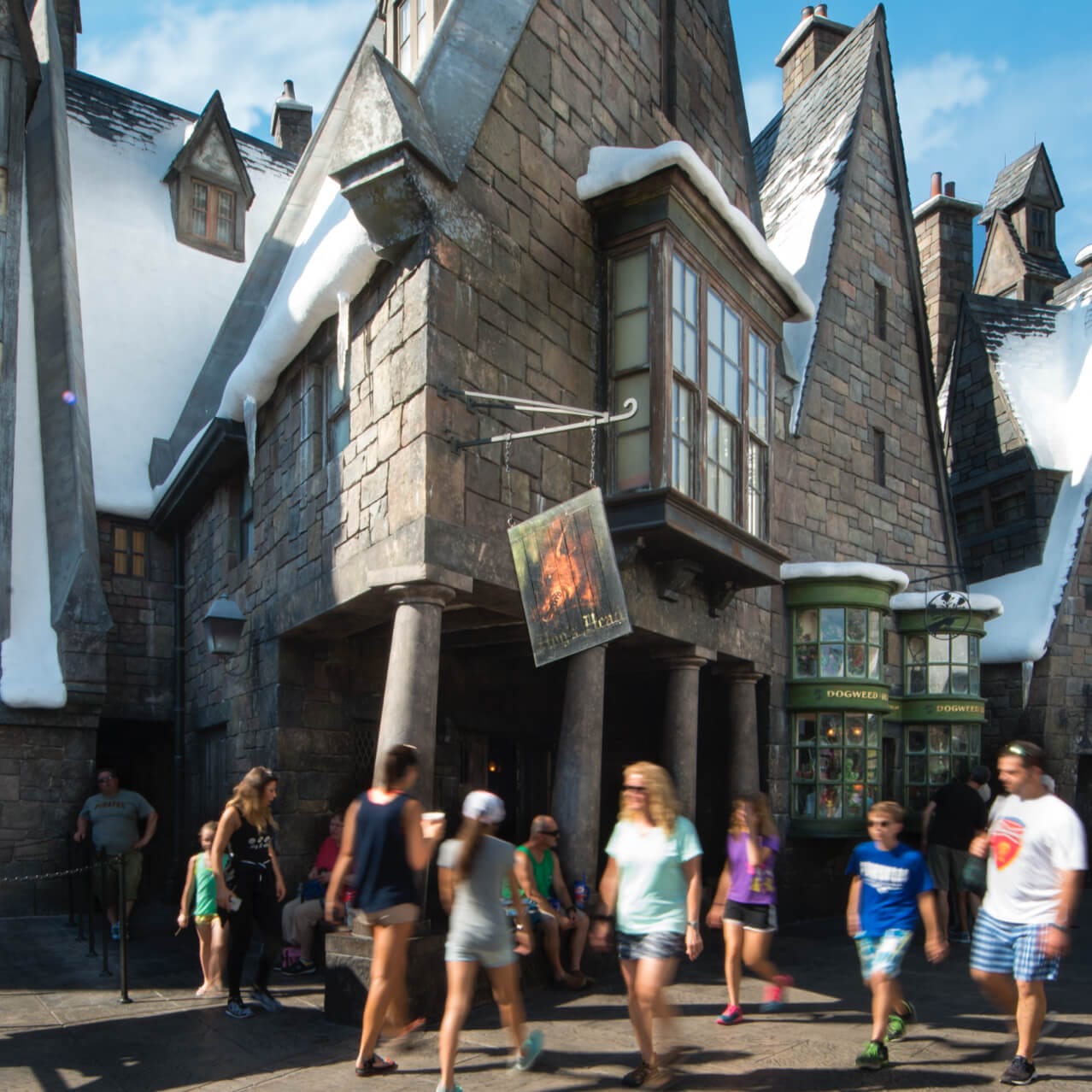 El exterior rústico y auténtico al Hog's Head pub está ubicado en The Wizarding World of Harry Potter at Universal's Islands of Adventure in Orlando.