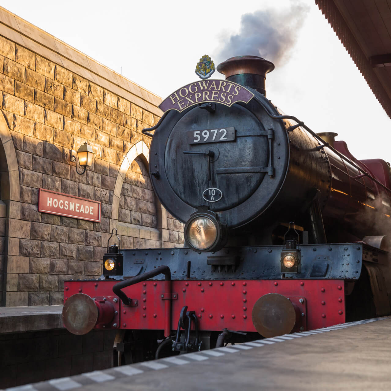 El frente del tren Hogwarts™ Express, en el cual los fanáticos de Harry Potter se pueden subir y viajar a Universal's Islands of Adventure o Universal Studios Orlando.