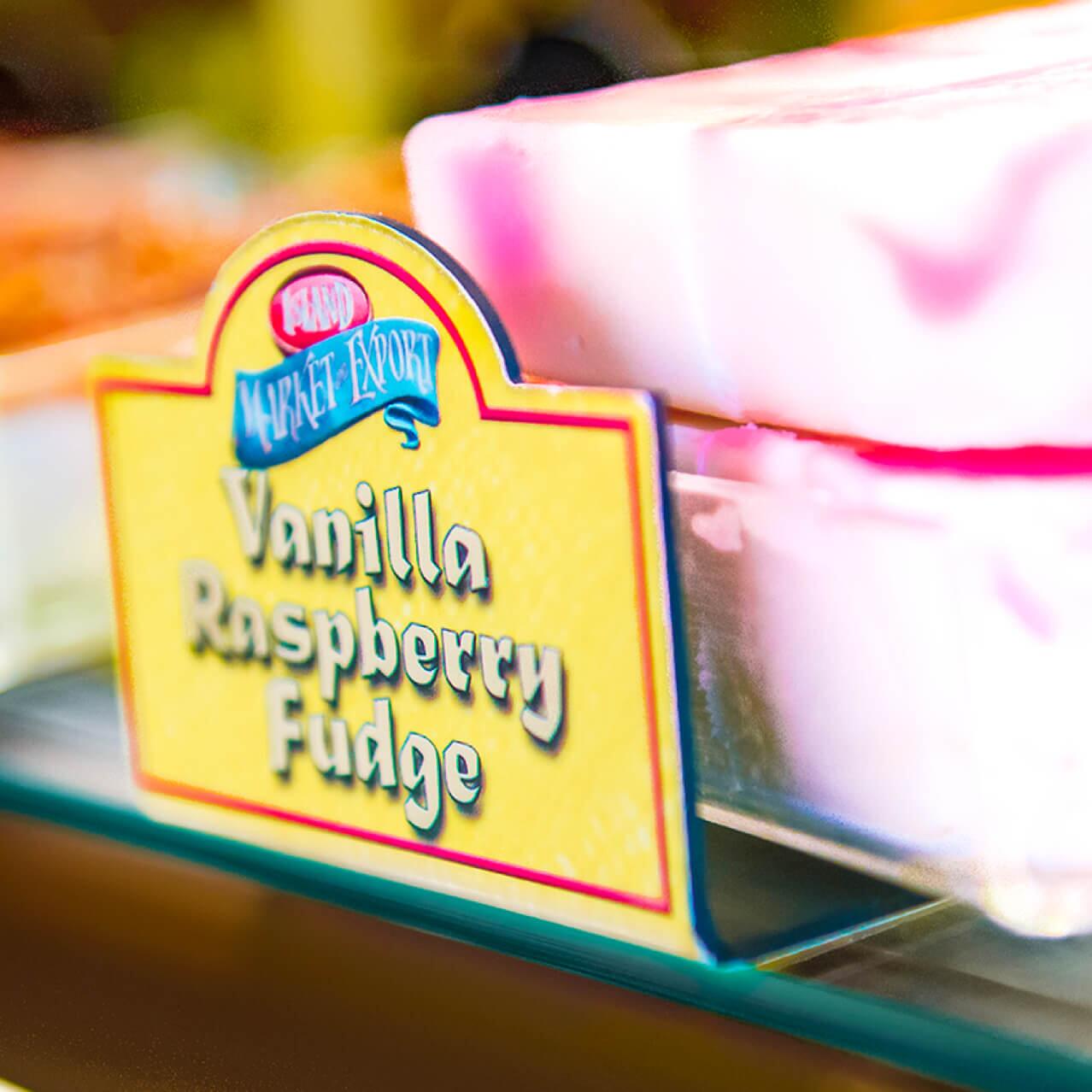 Caramelo de dulce de leche de vainilla y frambuesa en rosa y blanco en exhibición dentro del Island Market and Export Candy Shoppe en Universal’s Islands of Adventure.