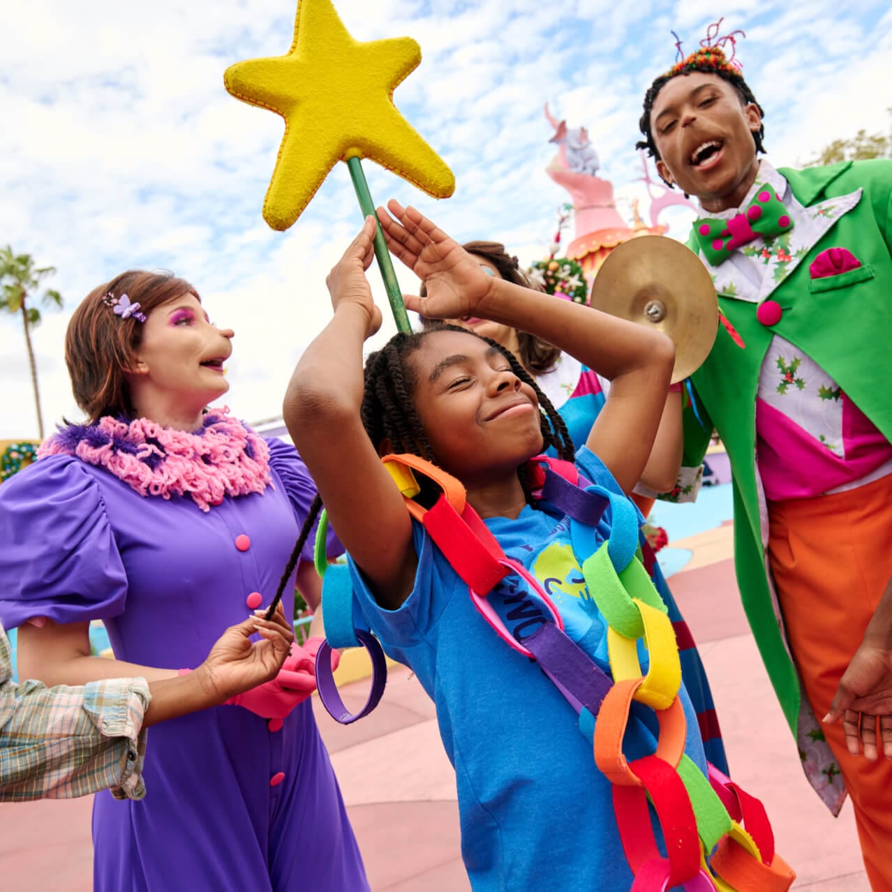 Whos de Who-ville conversando con tres personas que visitan Seuss Landing en Universal Islands of Adventure.