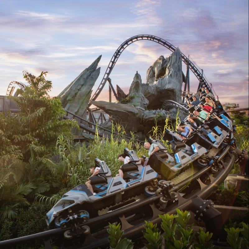 Los visitantes disfrutan de la atracción Jurassic Park Ride Velocicoaster