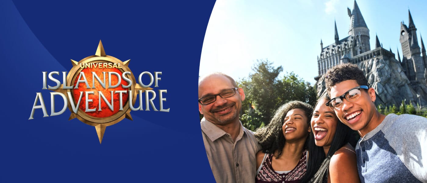 Una familia posa para una foto frente al Castillo de Hogwarts™ en The Wizarding World of Harry Potter™ - Hogsmeade™ junto al logotipo de Universal Islands of Adventure