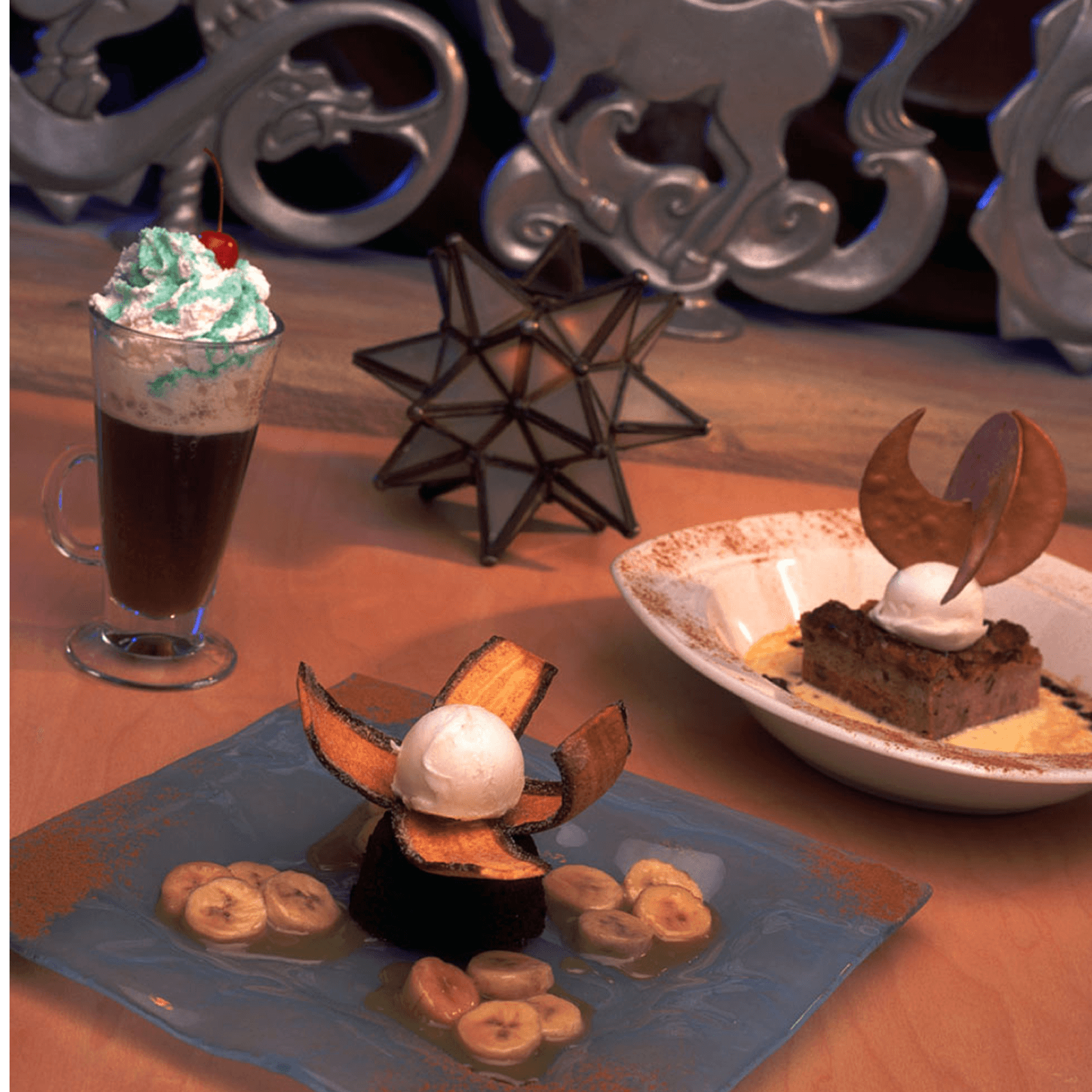 Una variedad de postres en exhibición, en el Mythos Restaurant de Universal’s Islands of Adventure.