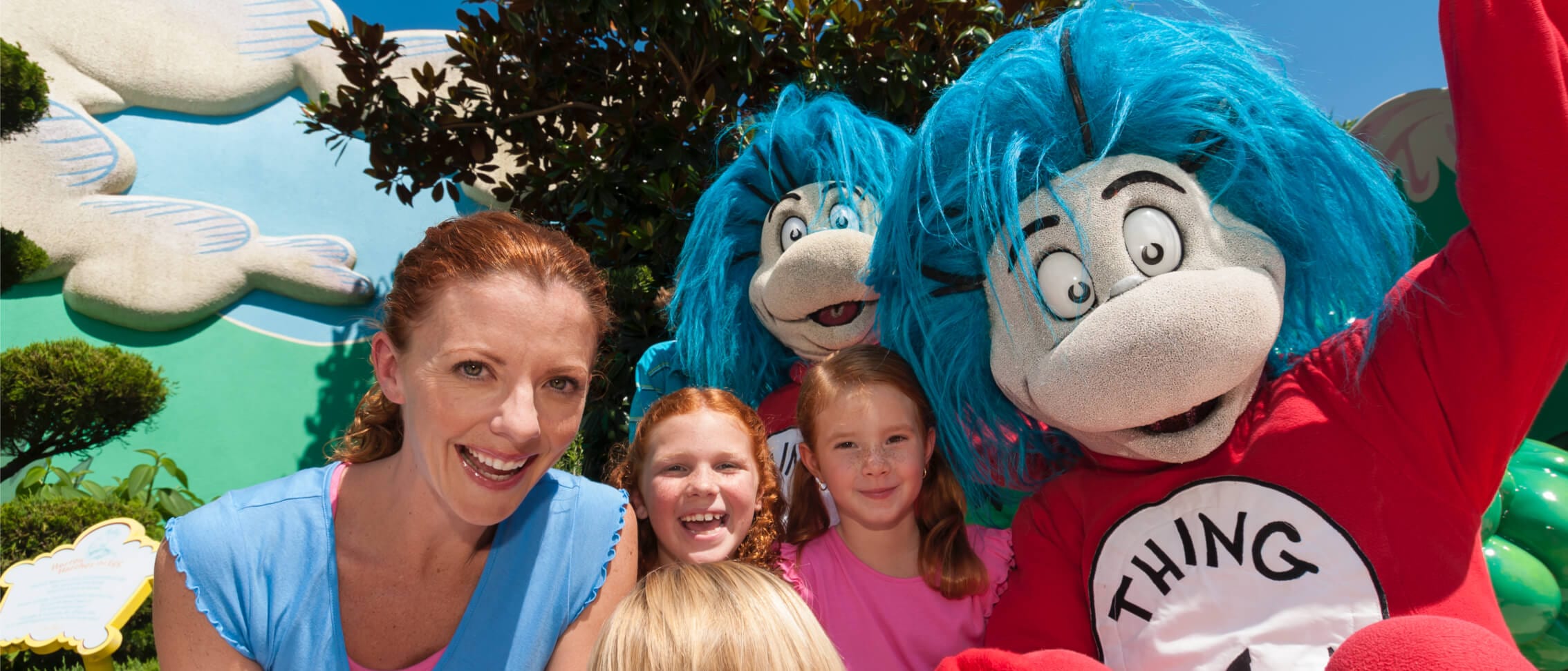 Una mamá con sus hijos conocen a Thing One™ y Thing Two™ en Oh! The Stories You'll Hear!® en Universal Orlando.