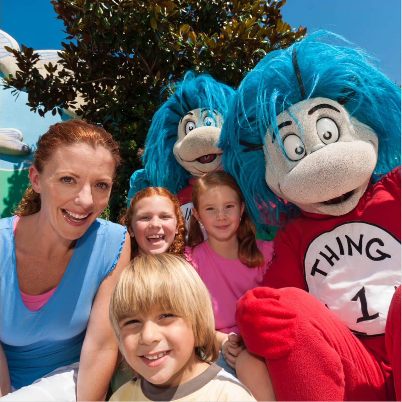 Una madre y sus hijos conocen a Thing One y Thing Two en Oh! The Stories You'll Hear! en Universal Orlando.