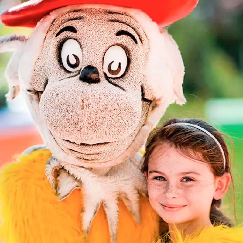 Una niña posa con Sam-I-Am de Oh! The Stories You’ll Hear! en Universal's Islands of Adventure.