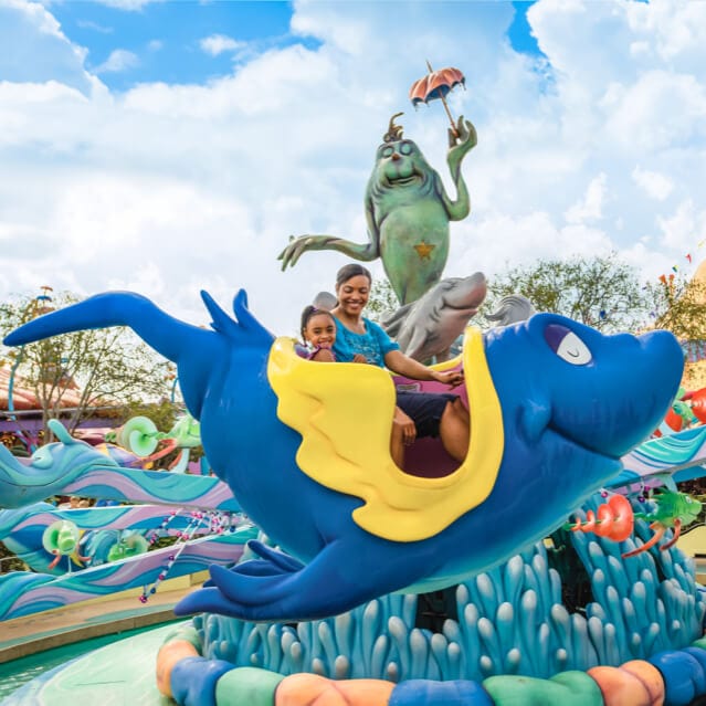 Una mamá con su hija dentro de su pez volador en One Fish, Two Fish, Red Fish, Blue Fish™ en Seuss Landing™ de Universal’s Islands of Adventure®.
