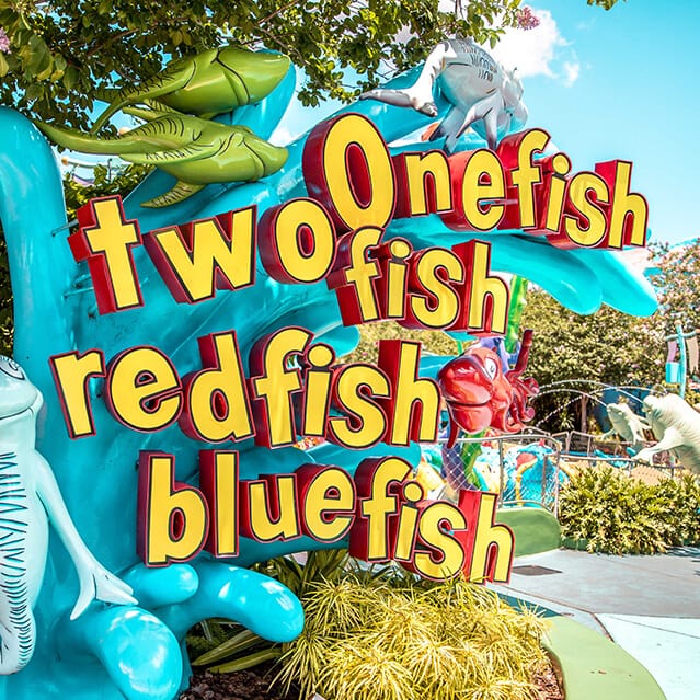 Letrero y entrada a One Fish, Two Fish, Red Fish, Blue Fish en Seuss Landing en Universal Islands of Adventure
