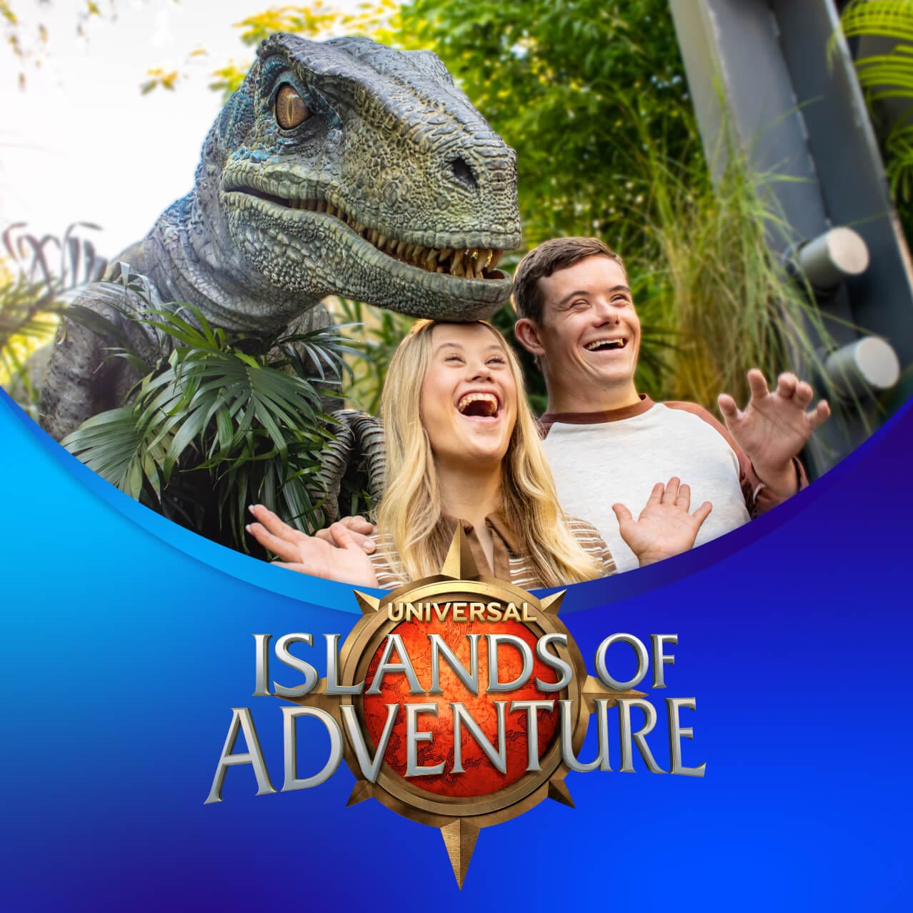 Dos amigos riéndose y posando con Blue la Velociraptor por encima, con el logotipo de Universal Islands of Adventure en azul.
