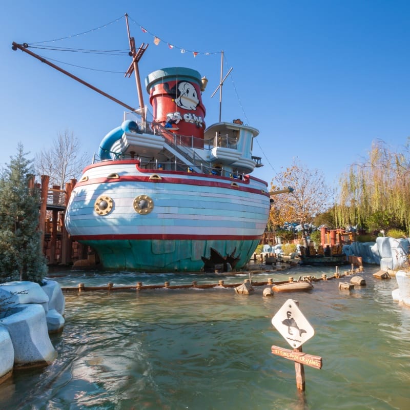El exterior de Me Ship, The Olive®, un gran barco estilo caricatura que cuenta con el retrato del amor de Popeye, Olive Oyl, en la chimenea.