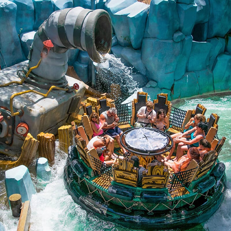 Los visitantes quedan mojados en la atracción de Popeye & Bluto’s Bilge-Rat Barges en Universal Islands of Adventure.