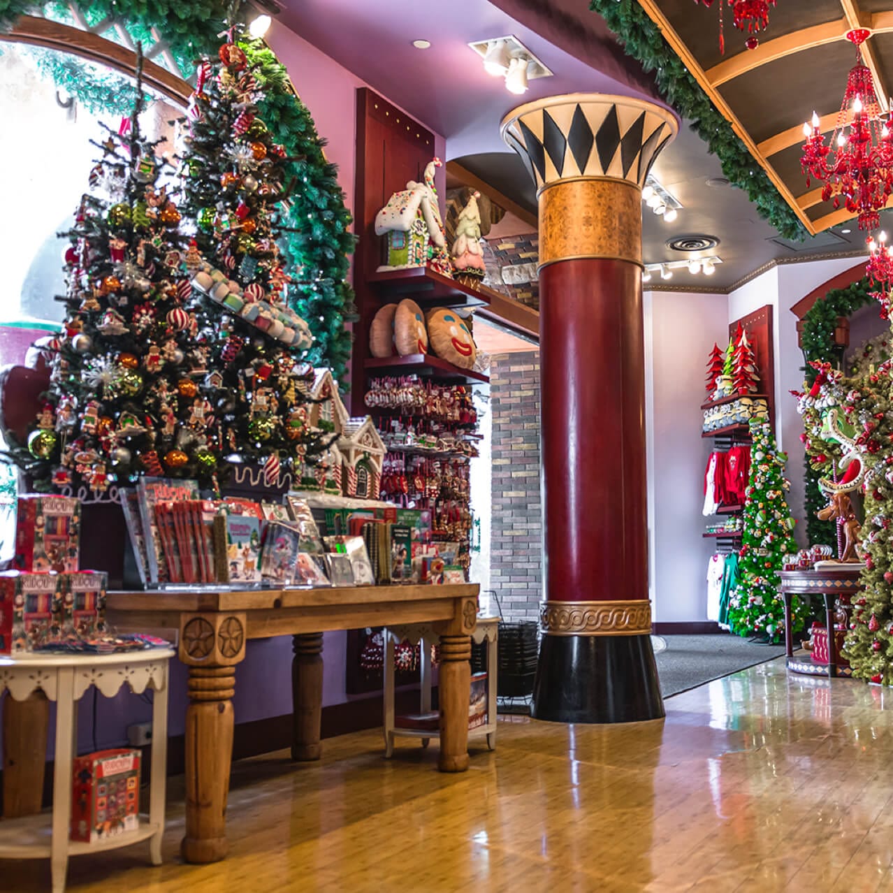 Algunas de las alegres exhibiciones en Port of Entry Christmas Shoppe incluyen árboles decorados, adornos y libros.