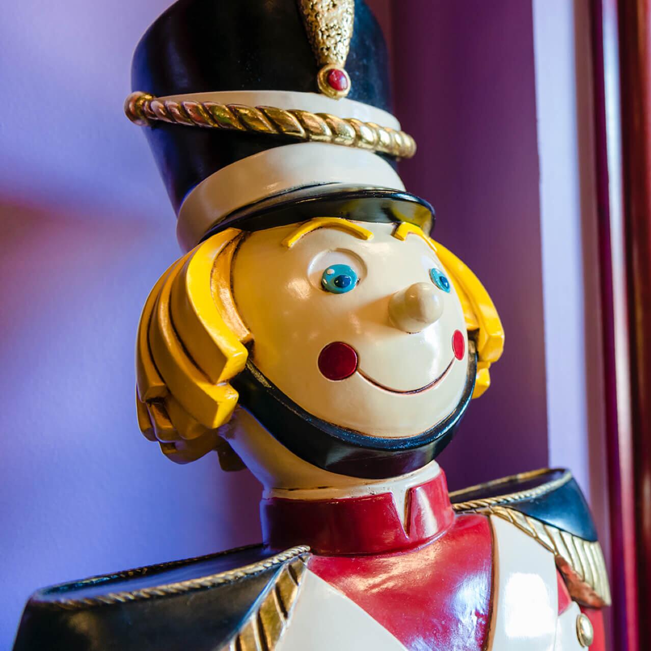 Una colorida estatua de cascanueces sonríe en Port of Entry Christmas Shoppe, en Universal's Islands of Adventure.