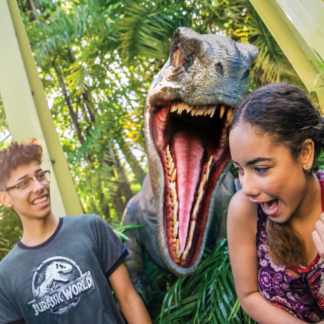 Jóvenes visitantes conocen a Blue en Raptor Encounter en Universals Islands of Adventure.