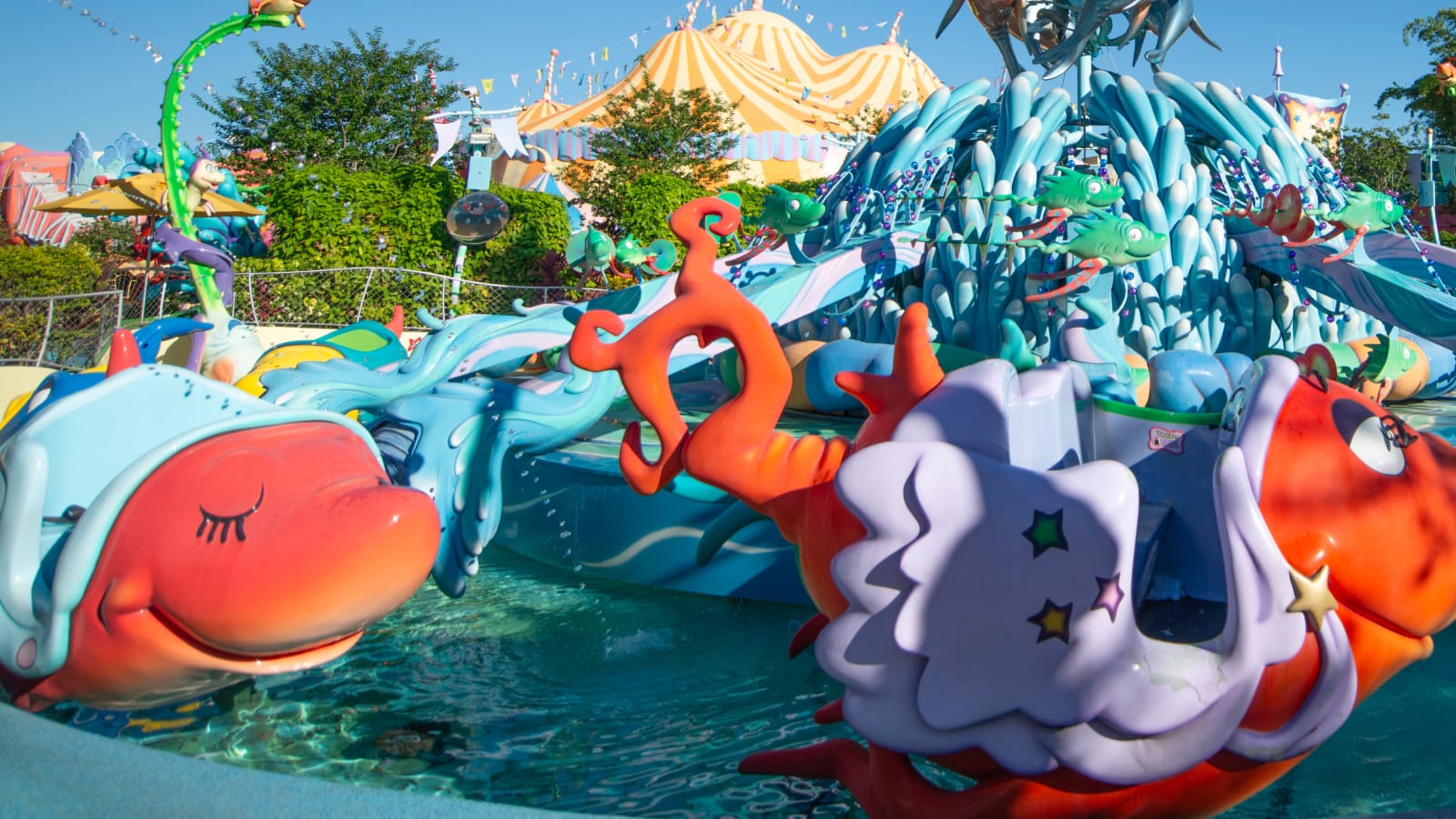 Visitantes disfrutando de una atracción en Seuss Landing