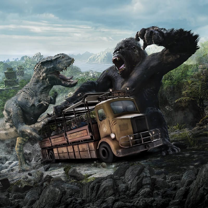 King Kong y un Tiranosaurio Rex luchan encima de un camión en una atracción de Universal's Skull Island.