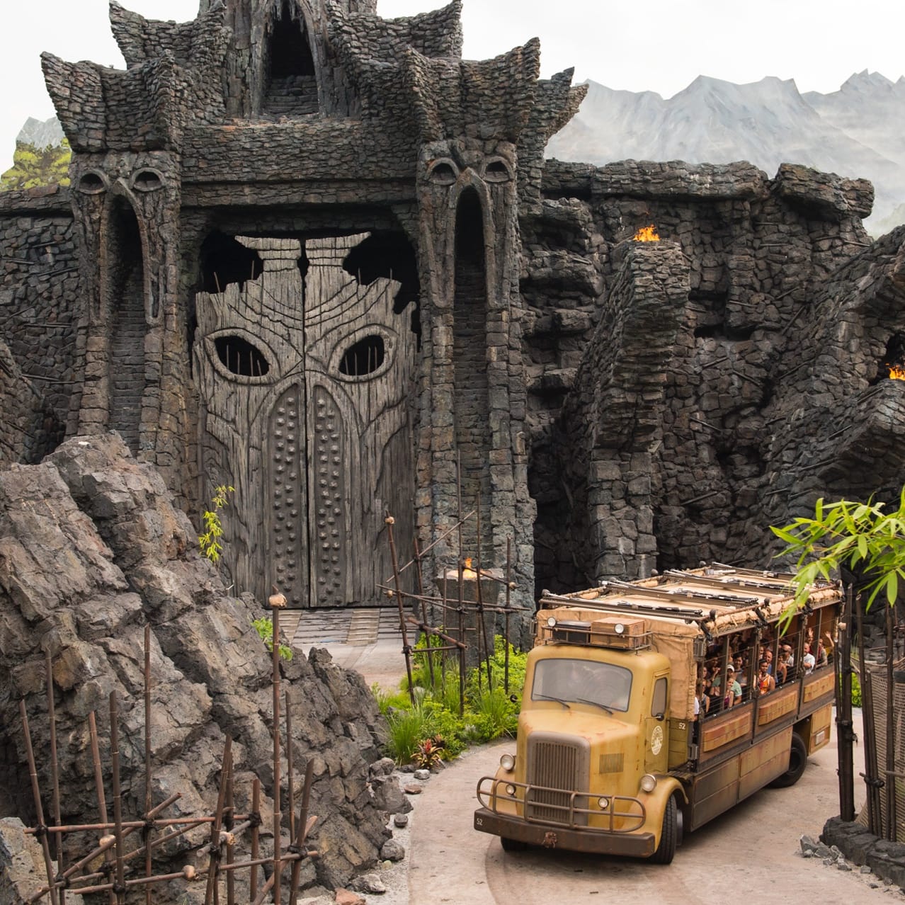 Estructura de la atracción Skull Island con tranvía